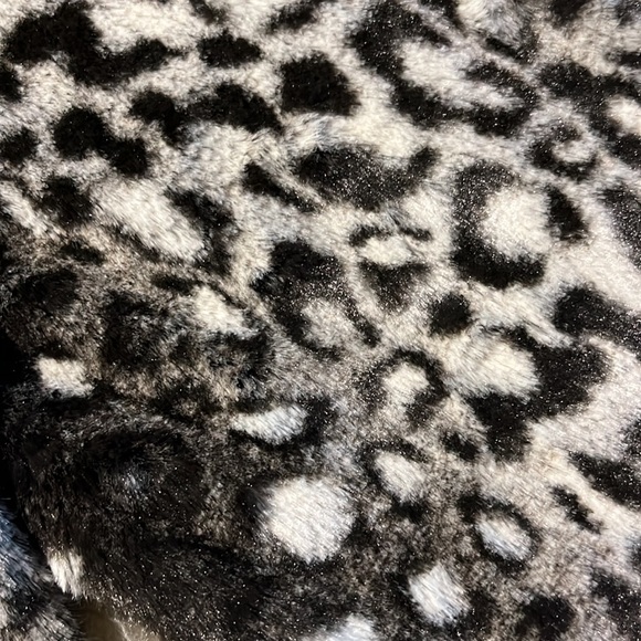 Ocelot Faux Fur Scarf by Tourance Luxurious Surroundings - Picture 3 of 5